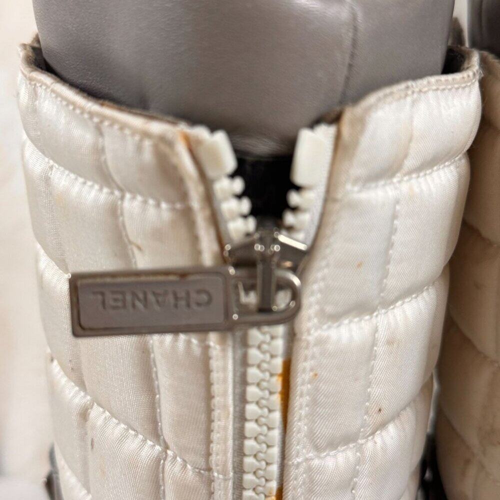 VINTAGE Chanel White & Gray Quilted Ski Boots Size 38. - Picture 10 of 16